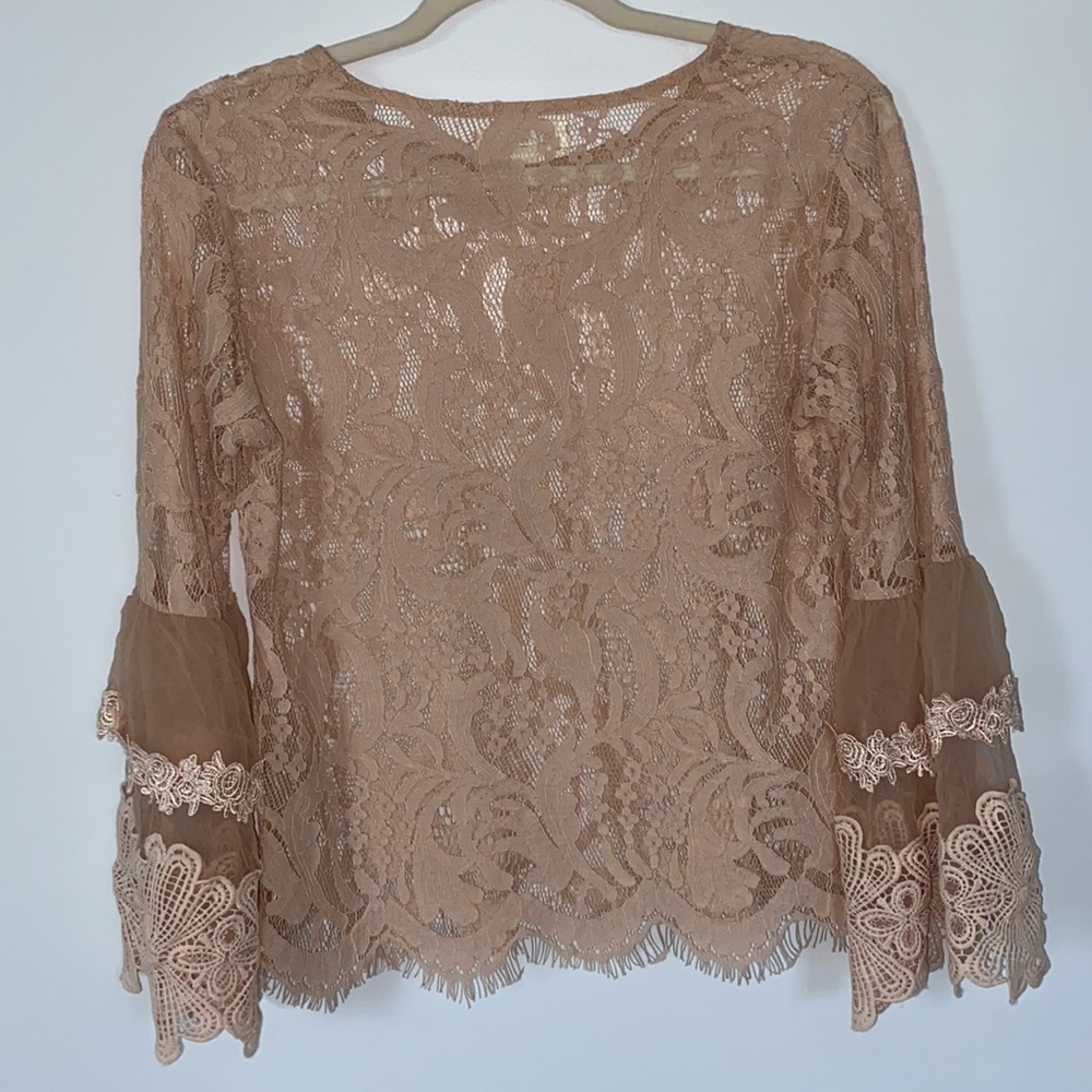 Lacey Bell Sleve Top. Size M - Picture 6 of 6
